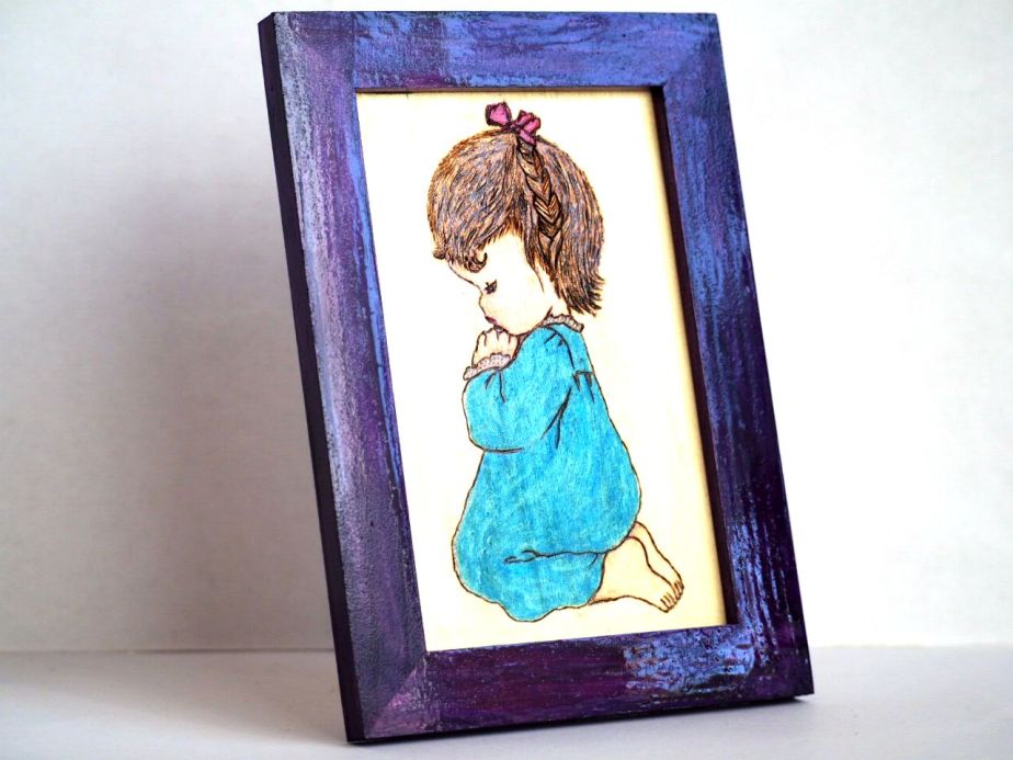 Fetiță în rugăciune tablou pirogravat pe lemn trainic