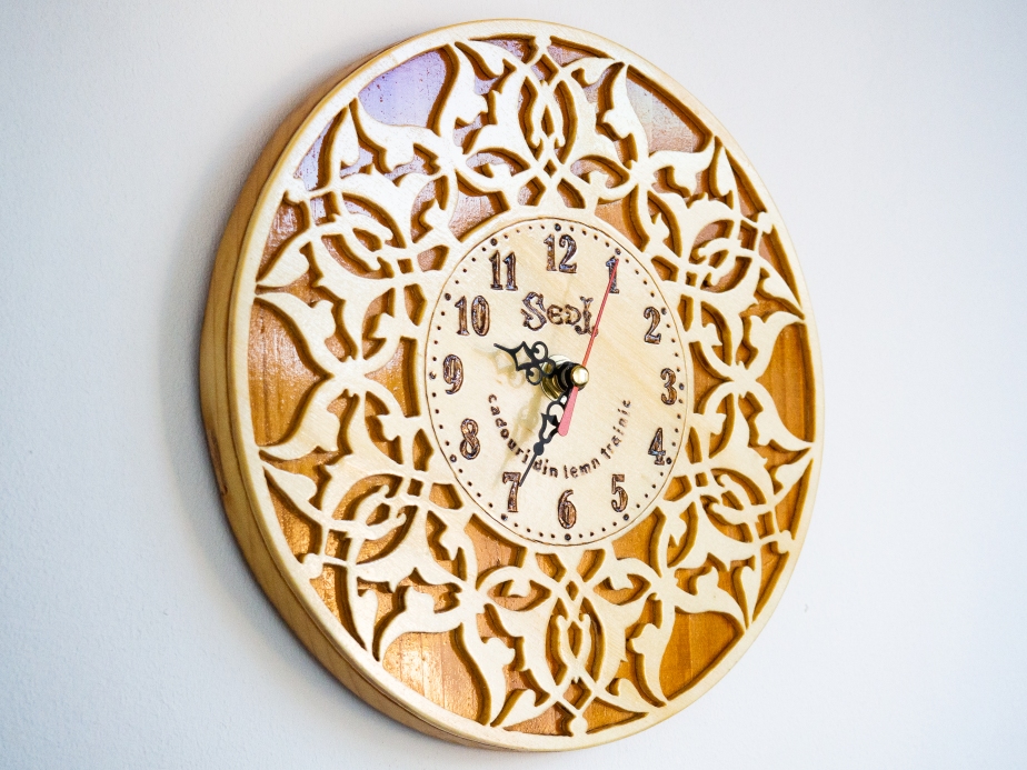 Ceas din lemn trainic un cadou personalizat